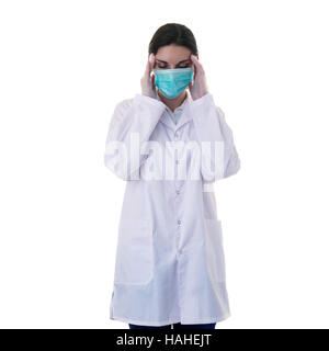 Femme médecin chercheur assistant en blanc manteau sur fond isolé Banque D'Images