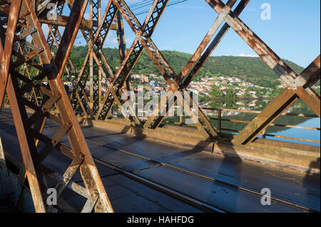 Vue depuis le Dom Pedro II rustique pont de fer, de rejoindre la ville historique de Cachoeira à Bahia, Brésil Banque D'Images