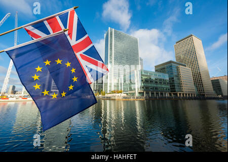L'Union européenne et l'Union Jack drapeaux flottants au-dessus de réflexions d'entreprises modernes tours de nouveau quartier financier de Londres Banque D'Images