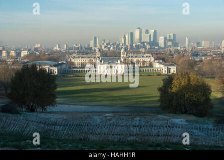 Londres, Royaume-Uni. 30Th Nov, 2016. Voir des gratte-ciel de Canary Wharf à partir de l'observatoire de Greenwich. Le quartier financier de Canary Wharf dispose de beaucoup de gratte-ciel dont One Canada Square avec son toit pyramidal (le deuxième plus haut bâtiment de Londres), et les banques comme HSBC. © Alberto Pezzali/Pacific Press/Alamy Live News Banque D'Images