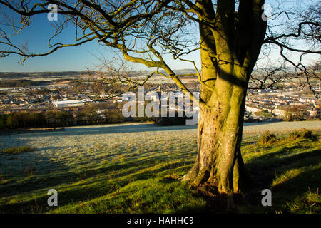 Un hiver glacial matin regardant vers le bas sur la ville de Lockerbie de Mounthoolie, Dumfries et Galloway, Écosse, Royaume-Uni Banque D'Images