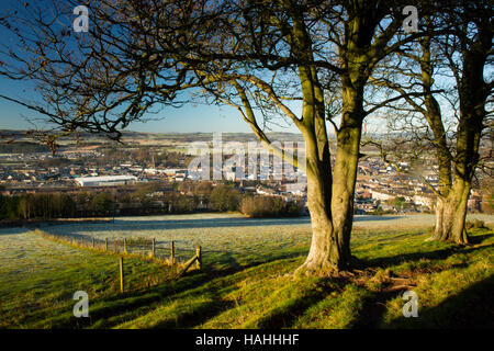 Un hiver glacial matin regardant vers le bas sur la ville de Lockerbie de Mounthoolie, Dumfries et Galloway, Écosse, Royaume-Uni Banque D'Images