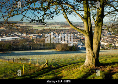 Un hiver glacial matin regardant vers le bas sur la ville de Lockerbie de Mounthoolie, Dumfries et Galloway, Écosse, Royaume-Uni Banque D'Images