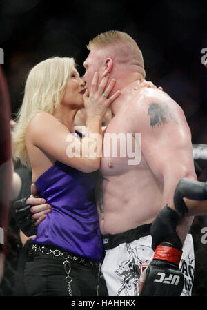Brock Lesnar est embrassé par sa femme, sable, après sa victoire sur Frank Mir lors de l'UFC 100 au Mandalay Bay Events Center le 11 juillet 2009 à Las Vegas, Nevada. Francis Specker Banque D'Images