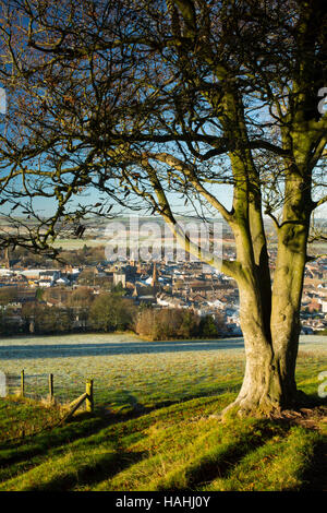 Un hiver glacial matin regardant vers le bas sur la ville de Lockerbie de Mounthoolie, Dumfries et Galloway, Écosse, Royaume-Uni Banque D'Images