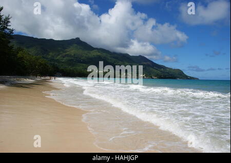 Vacances à la plage aux Seychelles. Ансе Beau Vallon beach tropical, l'île de Mahé, Seychelles, Afrique, Océan Indien. Banque D'Images