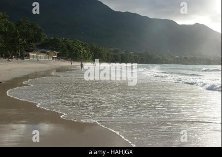 Vacances à la plage aux Seychelles. Ансе Beau Vallon beach tropical, l'île de Mahé, Seychelles, Afrique, Océan Indien. Banque D'Images