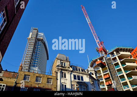 Londres, Angleterre, Royaume-Uni. Site de construction dans le centre de Londres (St Giles High Street) Banque D'Images