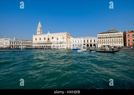 Piazza San Marco avec le Campanile et du Palais des Doges vu du Grand Canal Venise Italie. Bateau à moteur en premier plan. La fin de l'été Banque D'Images