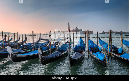 Gondoles de bassin de San Marco Venise Italie Banque D'Images