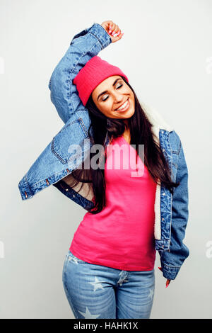 Les jeunes latino-américains happy smiling teenage girl posing émotionnel sur fond blanc, le mode de vie de personnes concept Banque D'Images