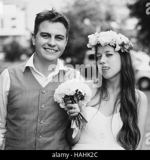 Couple heureux mariage. Happy senior couple having fun. Portrait noir et blanc. Banque D'Images