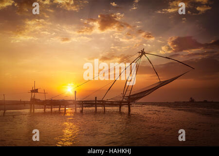 Coucher du soleil sur les filets chinois. Kochi, Kerala, Inde Banque D'Images