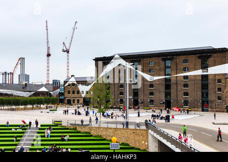 Les étapes de grenier Square, recouvertes de gazon artificiel, durant les travaux de réaménagement de King's Cross, Londres, Royaume-Uni, 2013 Banque D'Images