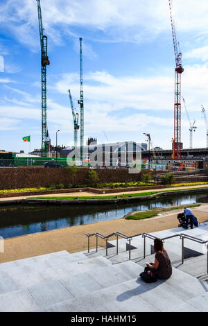 Les étapes menant à la place du grenier de Regent's Canal durant les travaux de réaménagement de King's Cross, Londres, Royaume-Uni, 2012 Banque D'Images