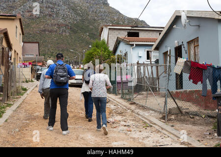 Les touristes sur une visite guidée de Imizamo Yethu township, Cape Town Afrique du Sud Banque D'Images