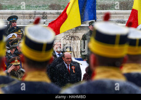 Bucarest, Roumanie - 1 décembre 2014 : plus de 3 000 soldats et du personnel des organismes de sécurité de prendre part à la grande parade à l'occasion de la Journée Nationale Banque D'Images