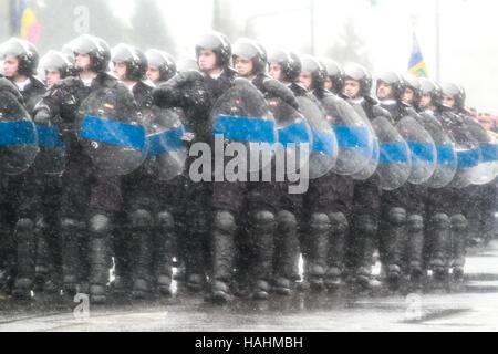 Bucarest, Roumanie - 1 décembre 2014 : plus de 3 000 soldats et du personnel des organismes de sécurité de prendre part à la grande parade à l'occasion de la Journée Nationale Banque D'Images