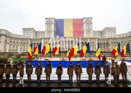 Bucarest, Roumanie - 1 décembre 2014 : plus de 3 000 soldats et du personnel des organismes de sécurité de prendre part à la grande parade à l'occasion de la Journée Nationale Banque D'Images