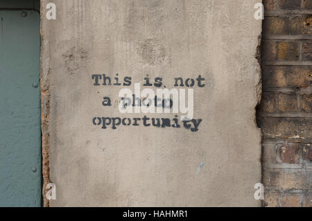 'Ce n'est pas une séance de photo' stencil par l'artiste de rue "Banksy", Park Street, SE1, Londres, Grande-Bretagne. Banque D'Images