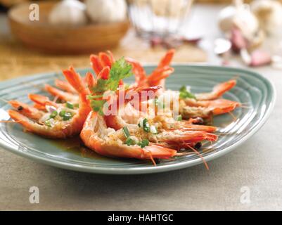 Crevettes frites dans un style thaï sur plateau blanc Banque D'Images