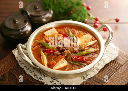 Ragoût de kimchi en soupe au boeuf et légumes sur table en bois Banque D'Images