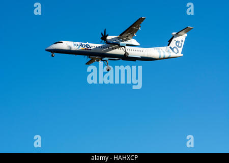 Flybe Bombardier Dash 8 près de l'aéroport de Birmingham, UK (G-ECOT) Banque D'Images
