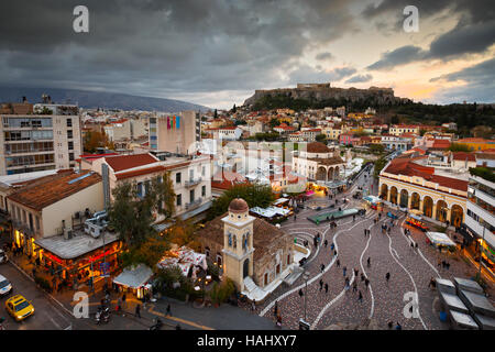 Vue de l'acropole d'un toit-café à la place Monastiraki, Athènes. Banque D'Images