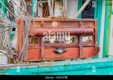 Au chalut sur les conseils d'acier ancien bateau de crevettes. Banque D'Images