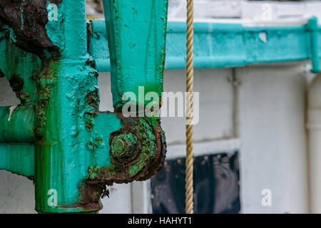 Old rusted outrigger d'articulation sur un très vieux bateau de crevettes. Banque D'Images