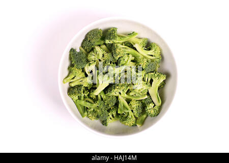 Le brocoli dans un bol isolé sur fond blanc Banque D'Images