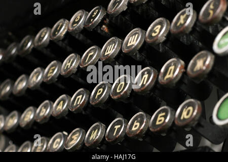 Close-up d'un clavier d'une machine à écrire russe vintage Banque D'Images