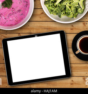 Tablette numérique avec écran blanc vide on dinner table Banque D'Images