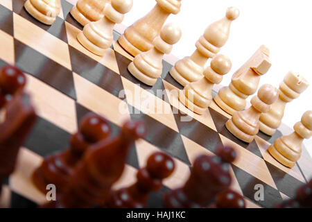 Pièces des échecs en bois sur la carte Banque D'Images