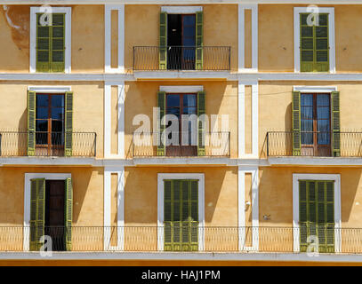Vue rapprochée du bâtiment avec balcon Banque D'Images