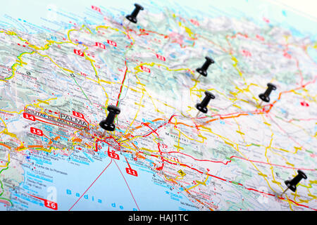 Montre les punaises de points de destination sur une carte Banque D'Images