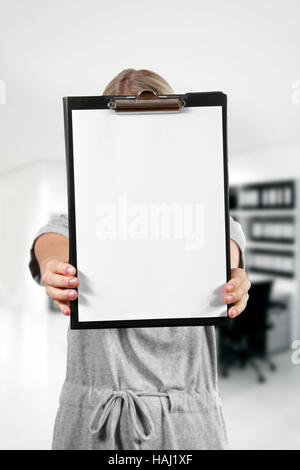 Tenir une femme dans le bureau de presse-papiers vierges Banque D'Images