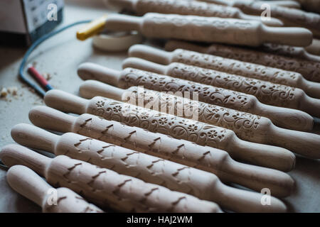 Close-up de rouleaux à pâtisserie sur tableau de l'atelier de poterie Banque D'Images