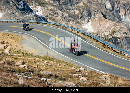 Motocyclistes sur la Beartooth Scenic Byway (Rt. 212) (10 947 Beartooth Pass croix') entre Cooke City, Wyoming, et Red Lodge, Montana, USA Banque D'Images