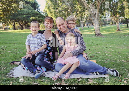 Famille heureuse de cinq dans le parc Banque D'Images