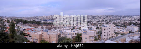 Vue panoramique vers les quartiers juifs de Jérusalem Ouest sur les toits de Beit Safafa, une ville arabe à Jérusalem-Est Banque D'Images