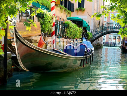 Gondola sur rue vénitienne close up, Italie Banque D'Images