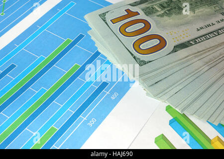Graphiques et de monnaie sur une table. Concept d'affaires Banque D'Images