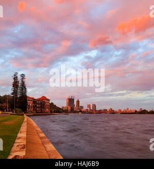 Le Old Swan Brewery, la ville de Perth et la rivière Swan au coucher du soleil. Perth, Australie occidentale Banque D'Images