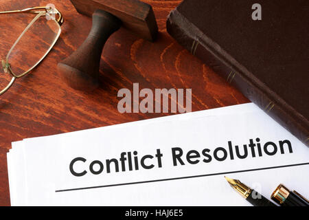 Documents à titre de la résolution des conflits sur une table. Banque D'Images