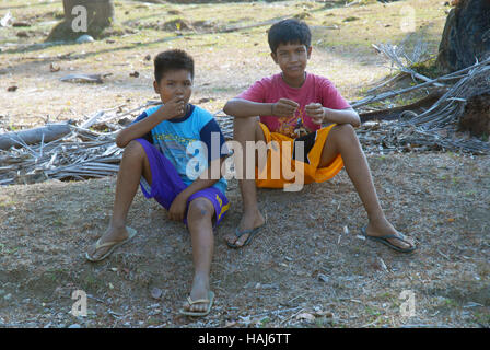 Deux garçons dans la jungle, Lawigan, San Joaquin, Iloilo, Philippines. Banque D'Images