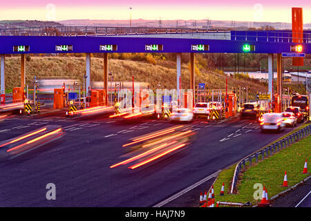 Tyne tunnel non automatique du trafic de l'opérateur les postes de péage, au coucher du soleil Banque D'Images