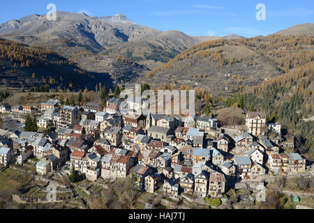 VUE AÉRIENNE. Village médiéval au sommet d'une colline sur la pente du Mont Mounier ; un sommet de 2817m sommets dans le Parc National du Mercantour. Beuil, Alpes-Maritimes, France. Banque D'Images