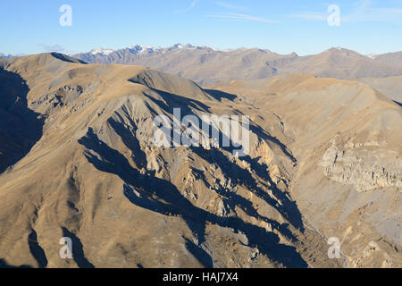 VUE AÉRIENNE. Monde minéral de haute altitude du Parc National du Mercantour en novembre. Vignos, Alpes-Maritimes, France. Banque D'Images