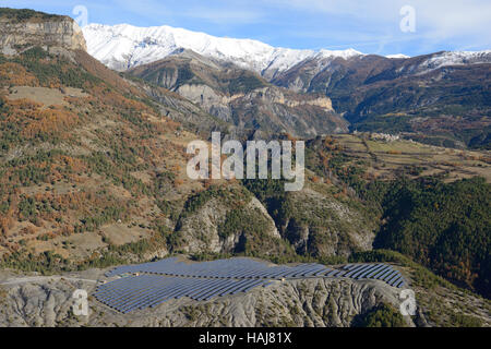 VUE AÉRIENNE. Centrale solaire à proximité du parc national du Mercantour, écologique. Villeneuve d'Entraunes, Alpes-Maritimes, France. Banque D'Images